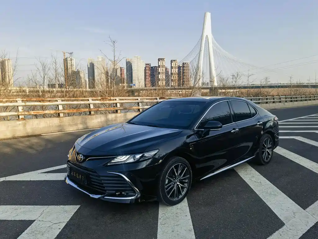 Toyota Camry 2023 — фото 1