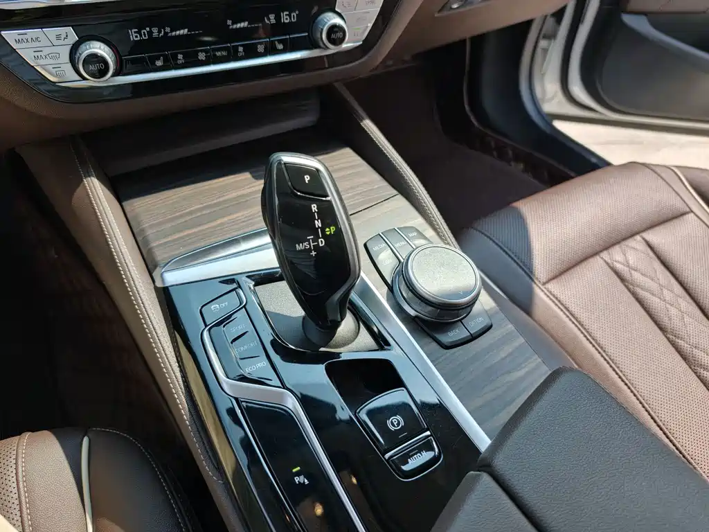 BMW 5 Series 2021 — фото 14
