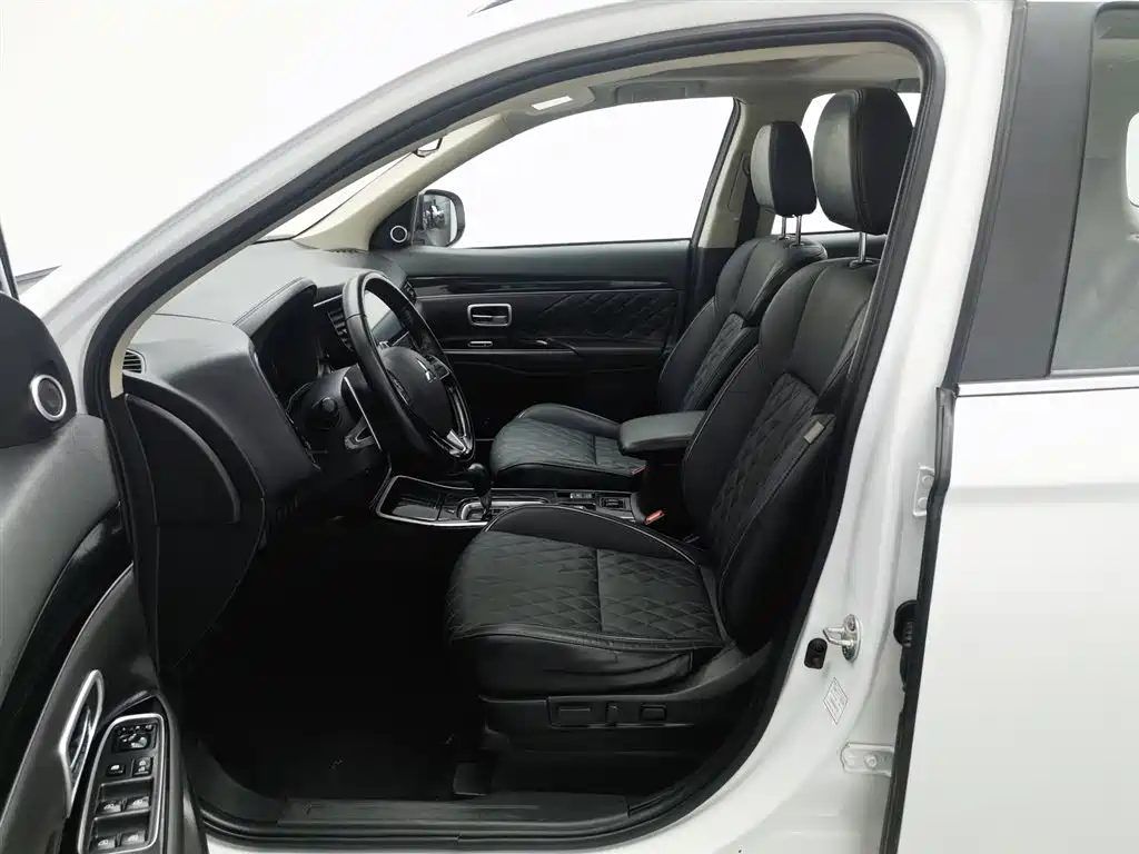 Mitsubishi Outlander 2023 — фото 10