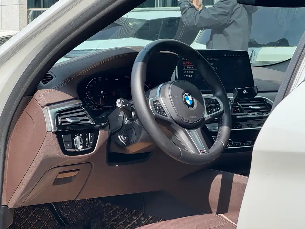 BMW 5 Series 2022 — фото 13
