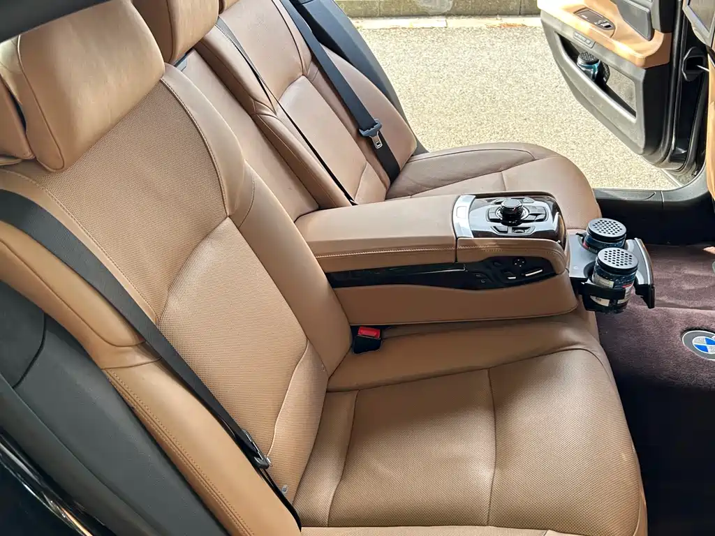 BMW 7 Series 2011 — фото 13