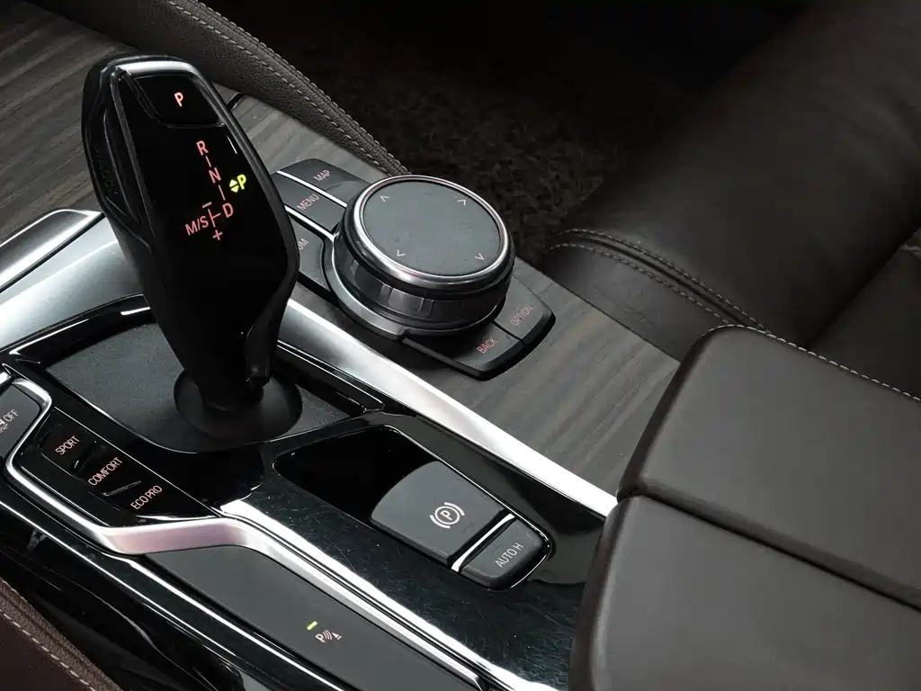 BMW 5 Series 2019 — фото 16