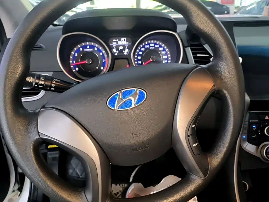 Hyundai Elantra Langdong 2018 — фото 11