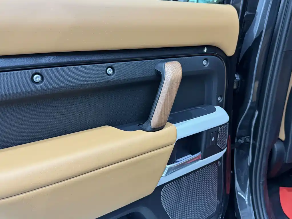 Land Rover Defender 2024 — фото 19