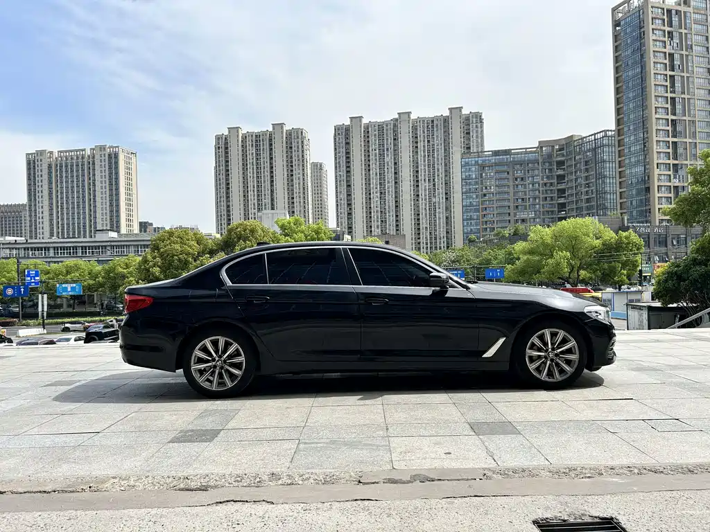 BMW 5 Series 2018 — фото 18