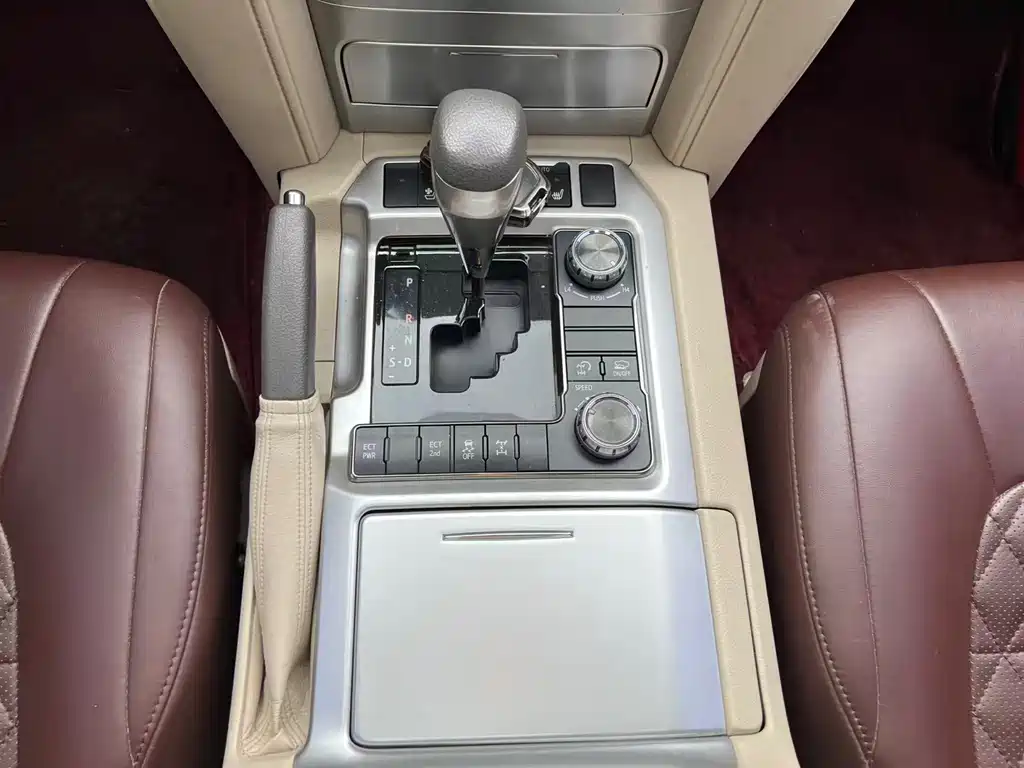 Toyota Land Cruiser 2020 — фото 12