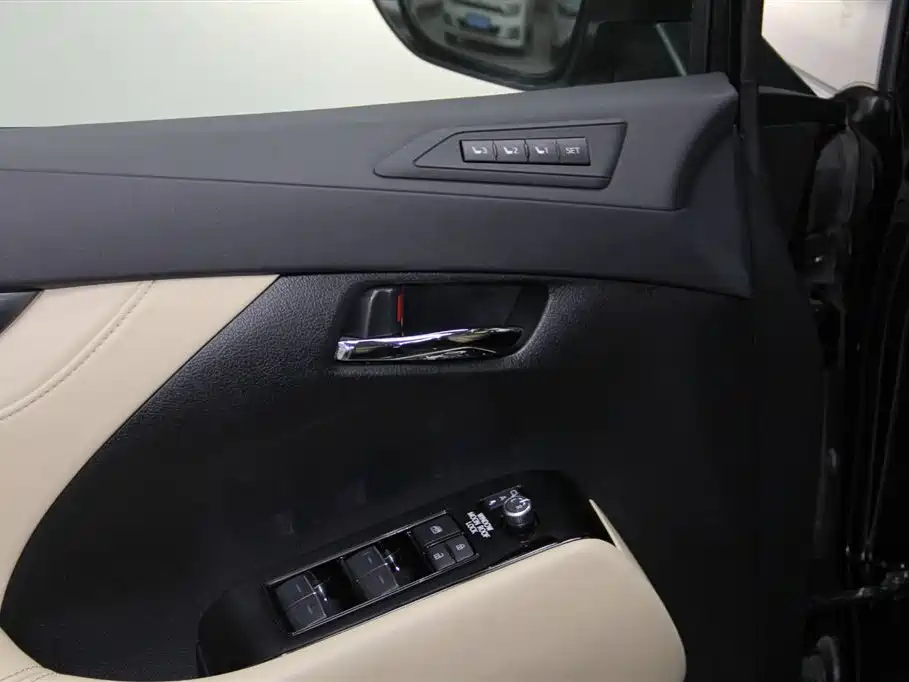 Toyota Alphard 2023 — фото 25