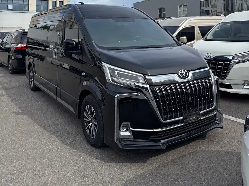Toyota Hiace 2023 — фото 1
