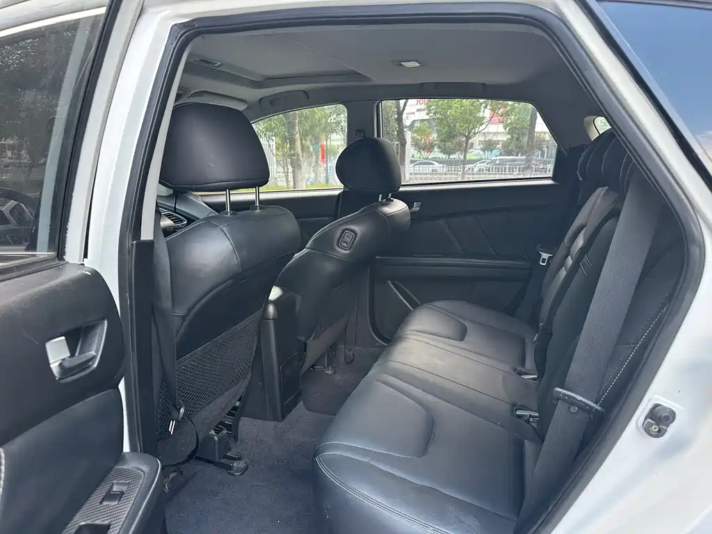 Luxgen You6 SUV 2015 — фото 7
