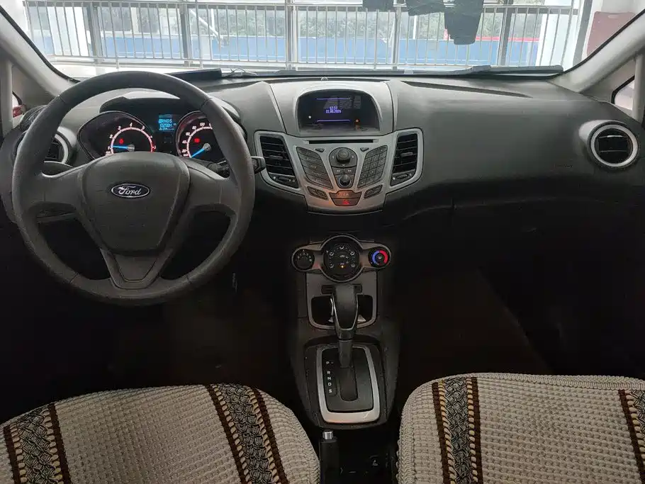 Ford Fiesta 2013 — фото 12