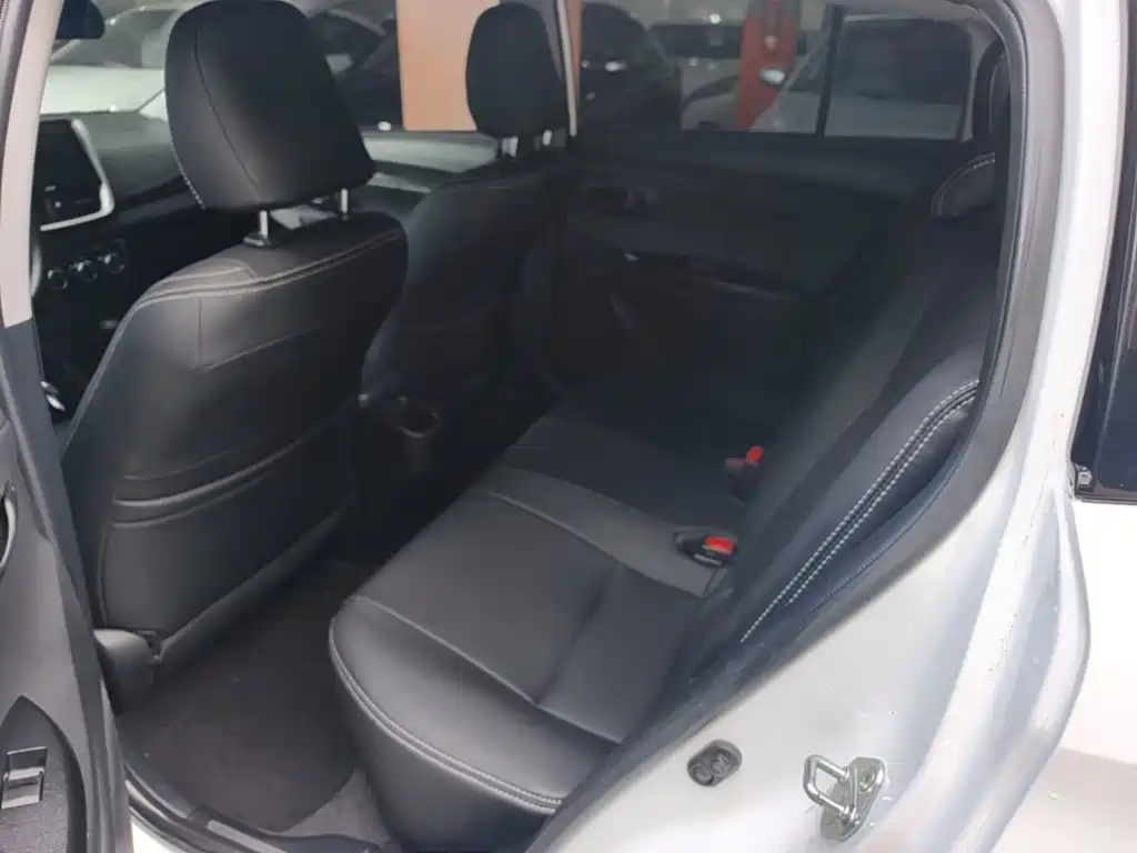 Toyota Yaris L 2020 — фото 17
