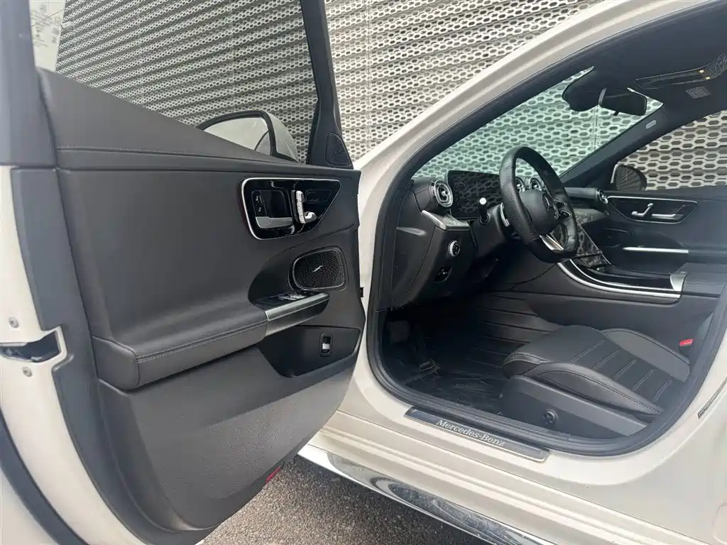 Mercedes-Benz C-Class 2023 — фото 6