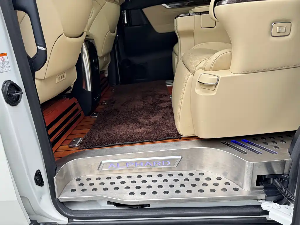Toyota Alphard 2022 — фото 13