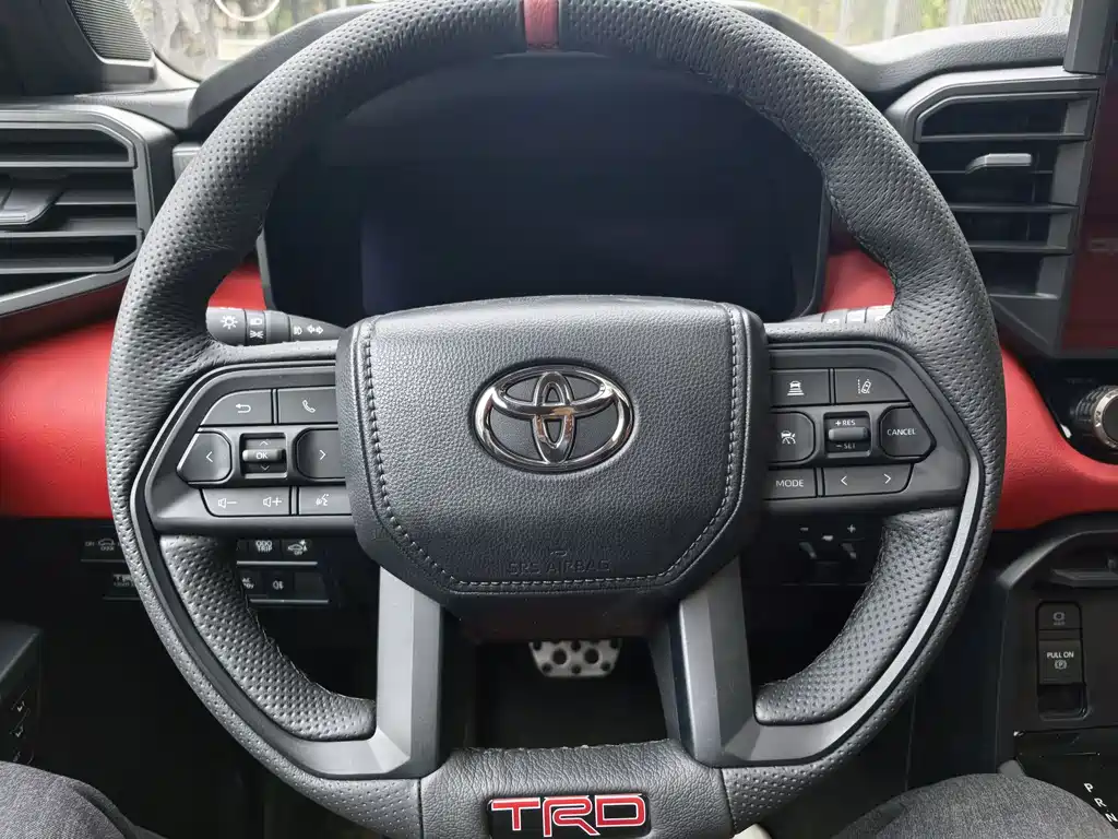 Toyota Sequoia — фото 14