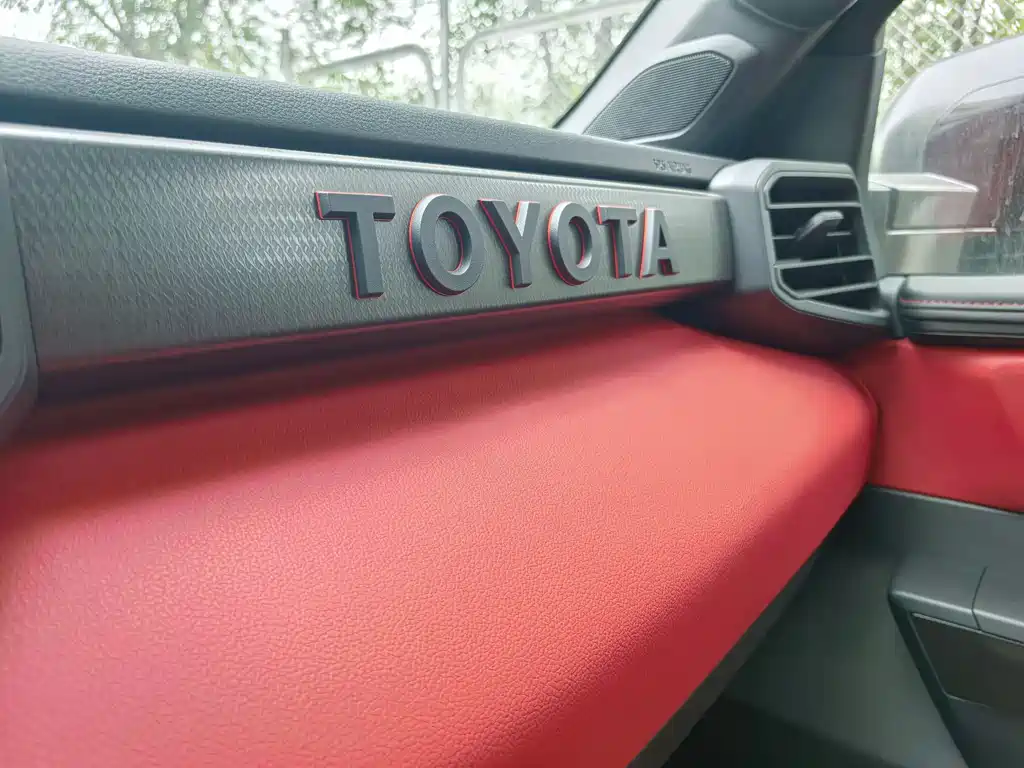 Toyota Sequoia — фото 25