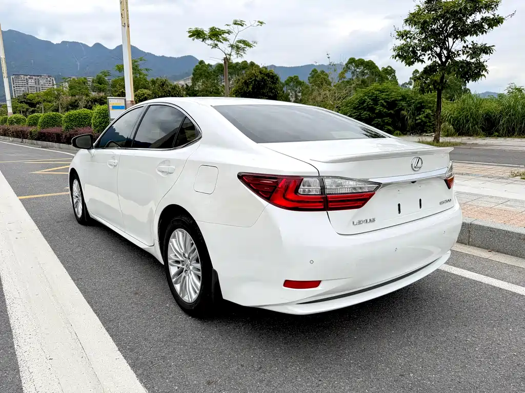 Lexus ES 2015 — фото 13