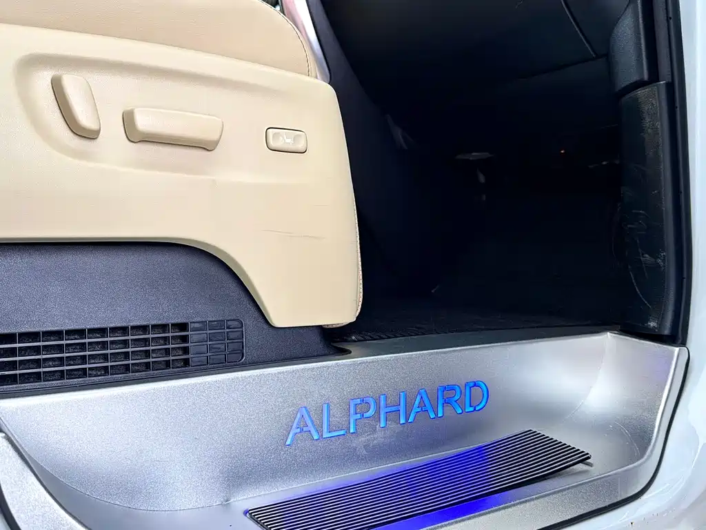 Toyota Alphard 2020 — фото 17