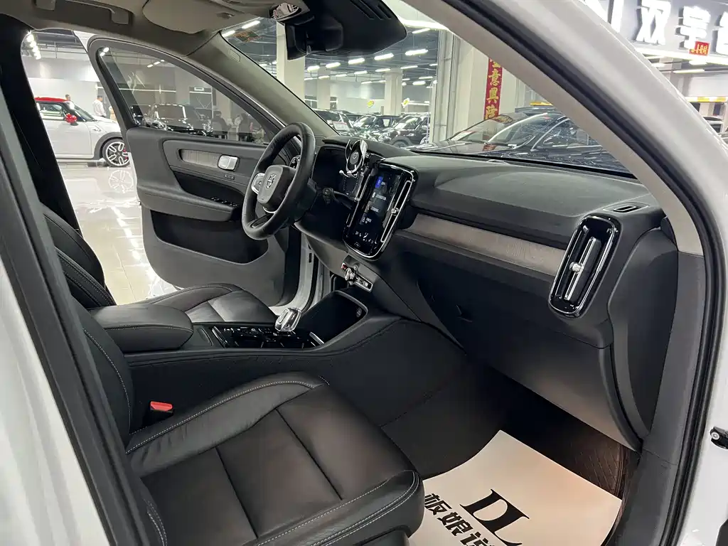 Volvo XC40 2020 — фото 13