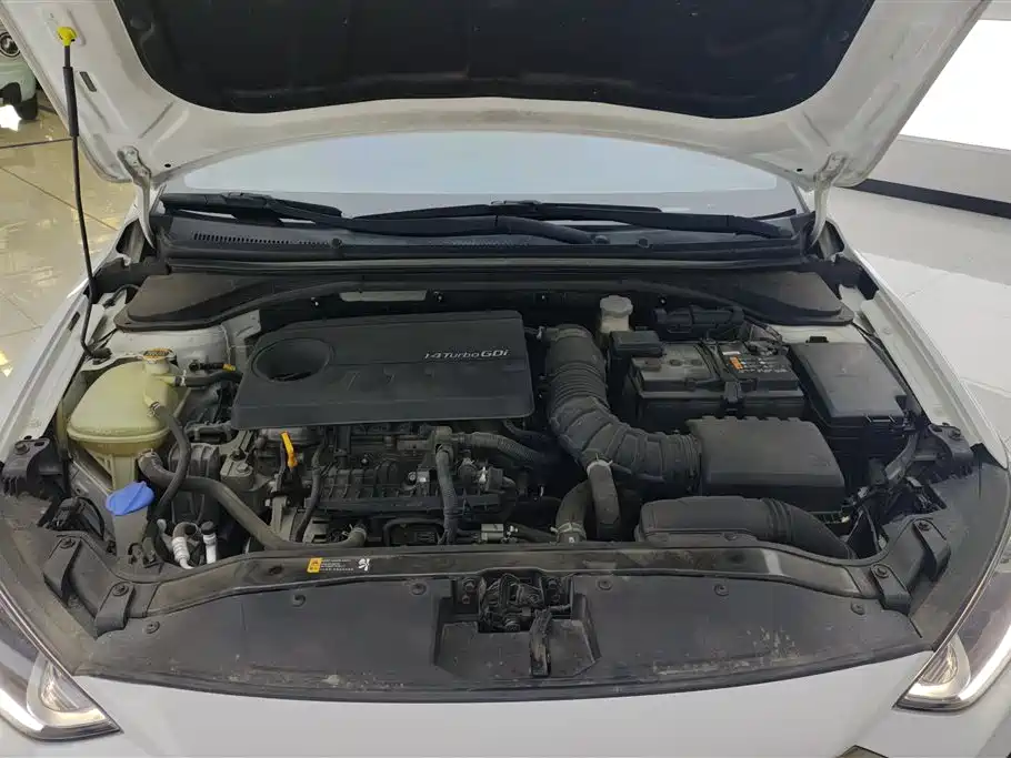 Hyundai Elantra 2018 — фото 10