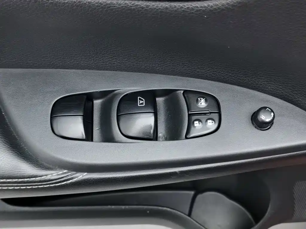Nissan Tiida 2017 — фото 9