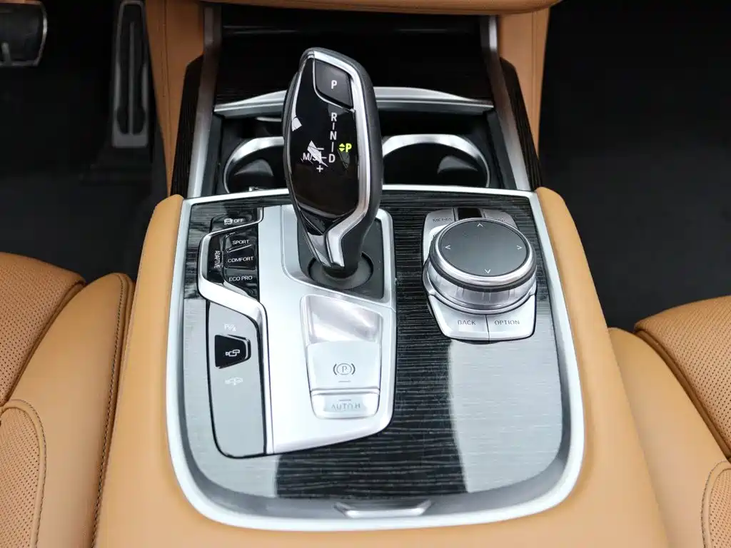 BMW 7 Series 2018 — фото 21
