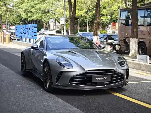 Aston Martin V8 Vantage 2025