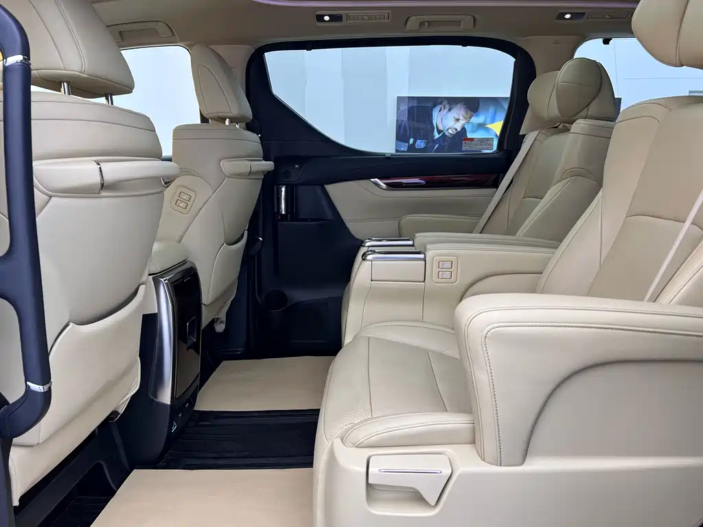 Toyota Alphard 2017 — фото 9
