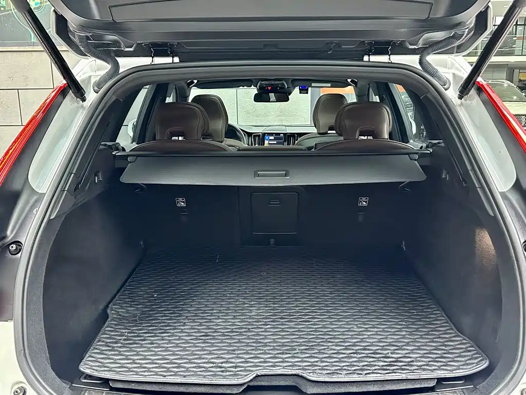 Volvo XC60 2021 — фото 12