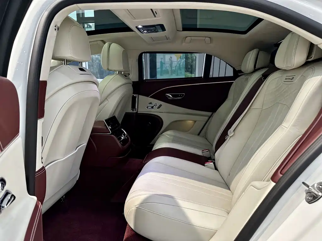 Bentley Flying Spur 2024 — фото 14