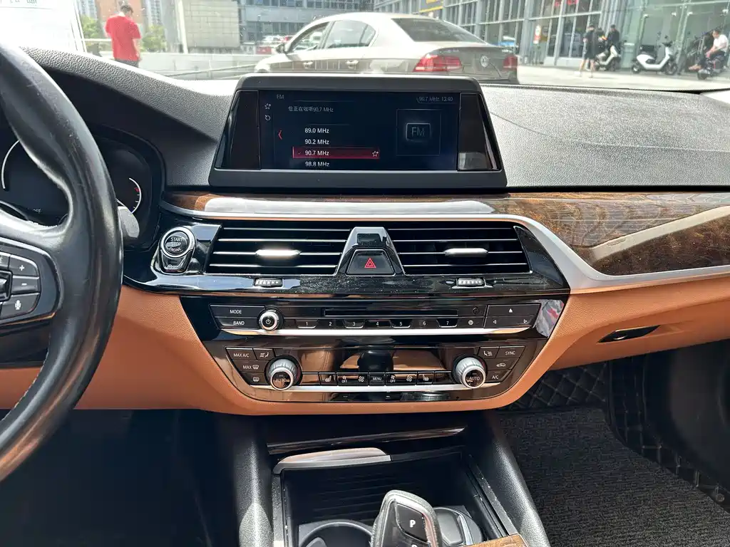 BMW 5 Series 2018 — фото 14