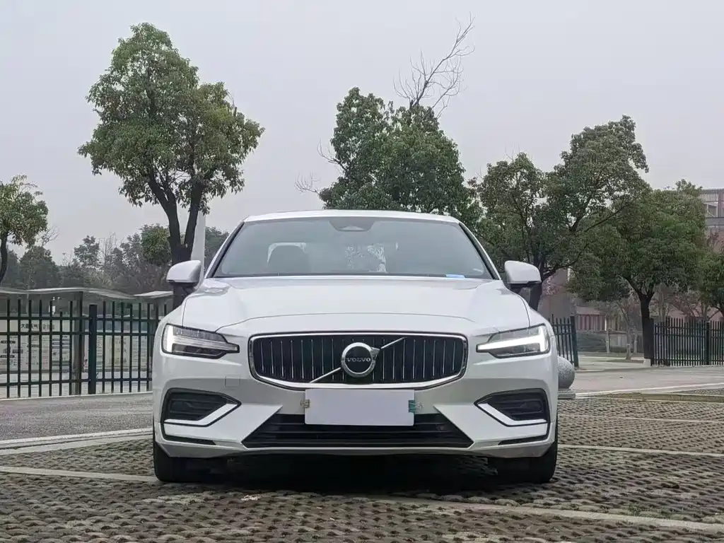 Volvo S60 2022 — фото 2