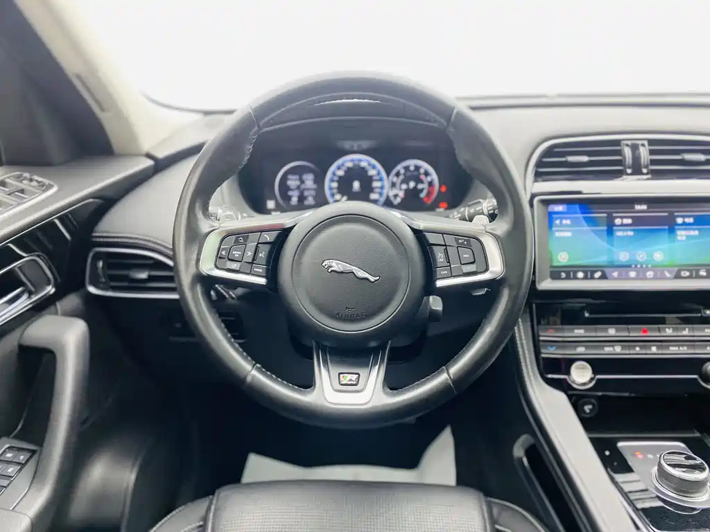 Jaguar F-PACE 2018 — фото 9