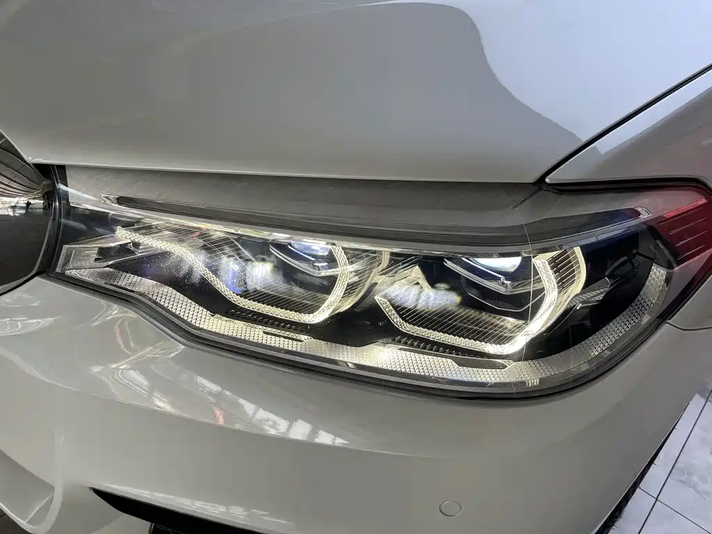 BMW 5 Series 2018 — фото 14