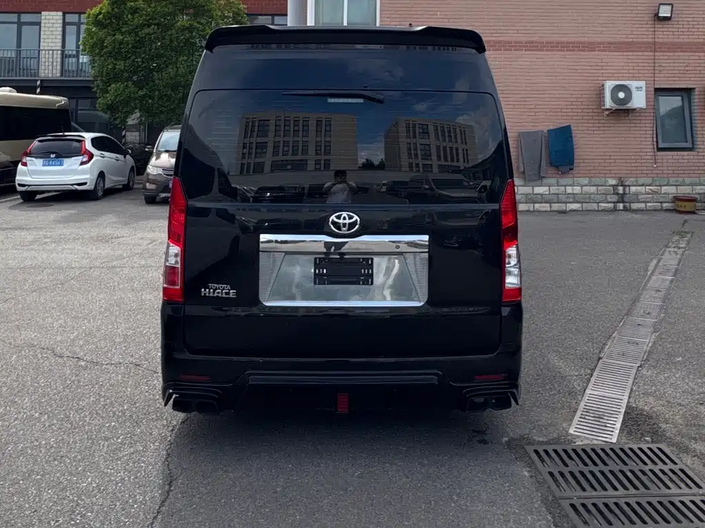 Toyota Hiace 2023 — фото 4
