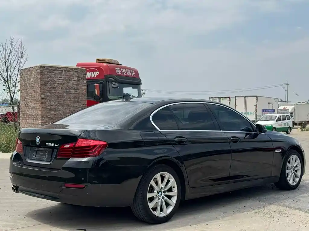 BMW 5 Series 2015 — фото 9