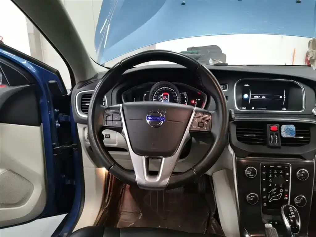 Volvo V40 2016 — фото 11