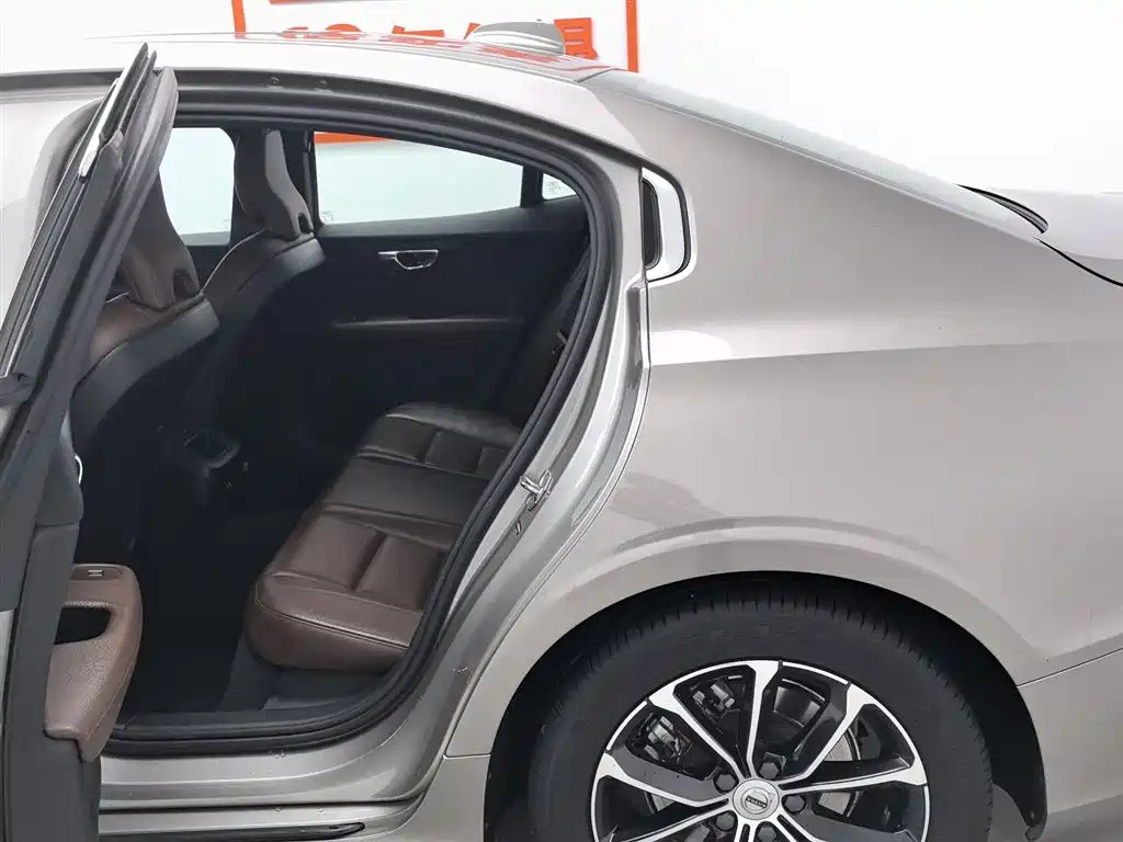 Volvo S60 2021 — фото 15