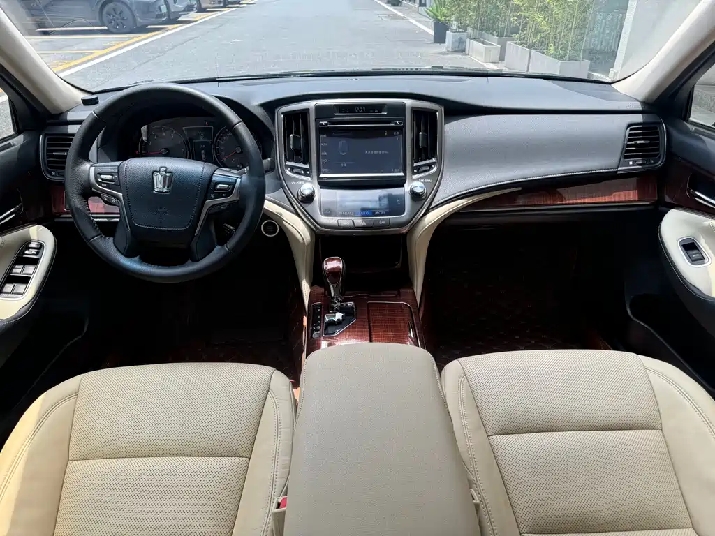 Toyota Crown 2016 — фото 10