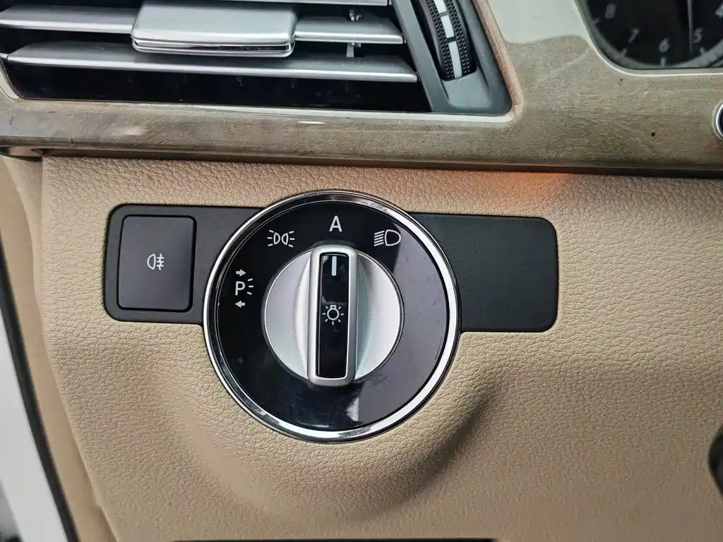 Mercedes-Benz E-Class 2010 — фото 21