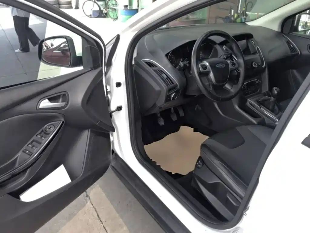 Ford Focus 2015 — фото 16