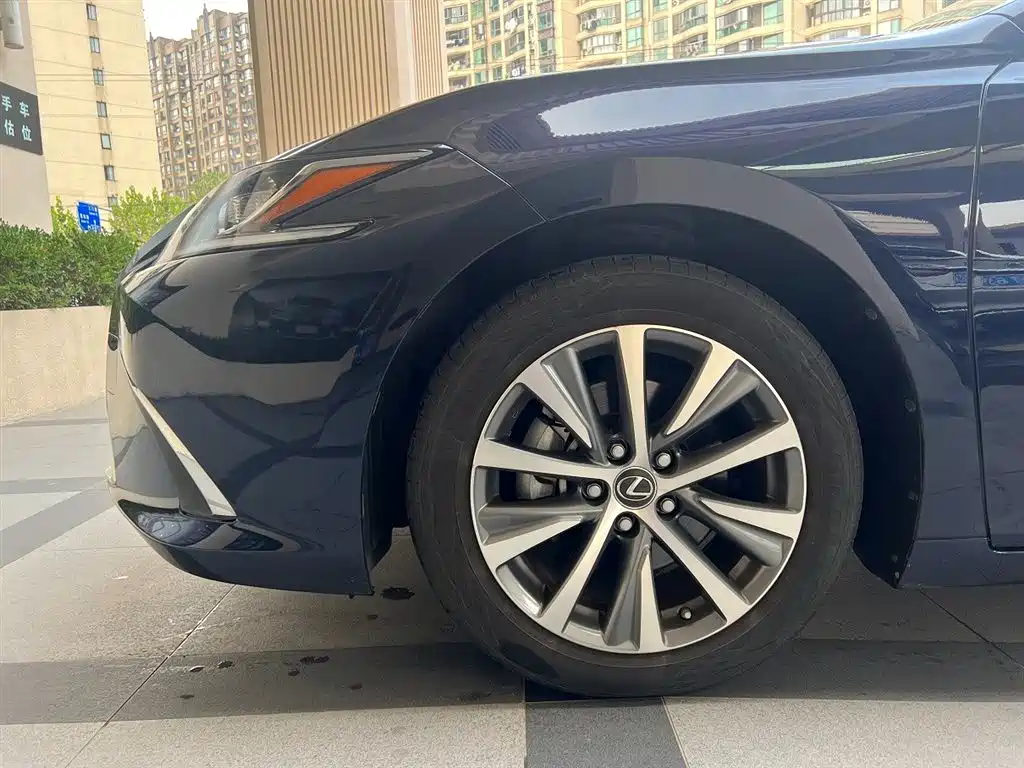 Lexus ES 2021 — фото 11