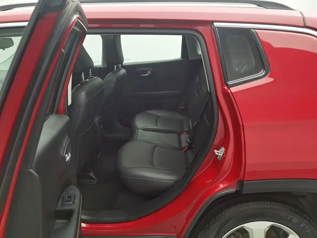 Jeep Compass 2018 — фото 15