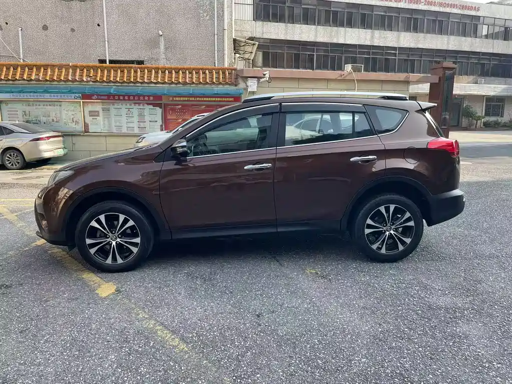 Toyota RAV4 2015 — фото 8
