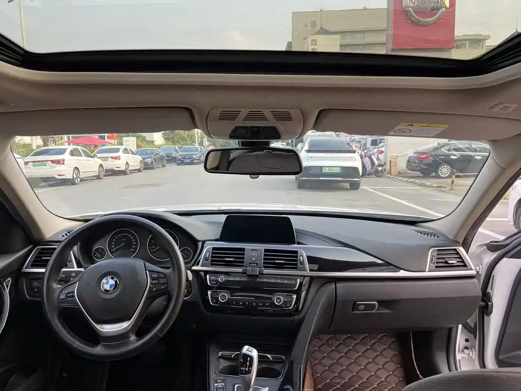 BMW 3 Series 2018 — фото 10
