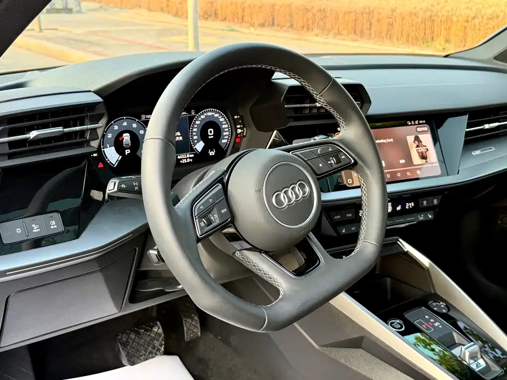 Audi A3 2023 — фото 11