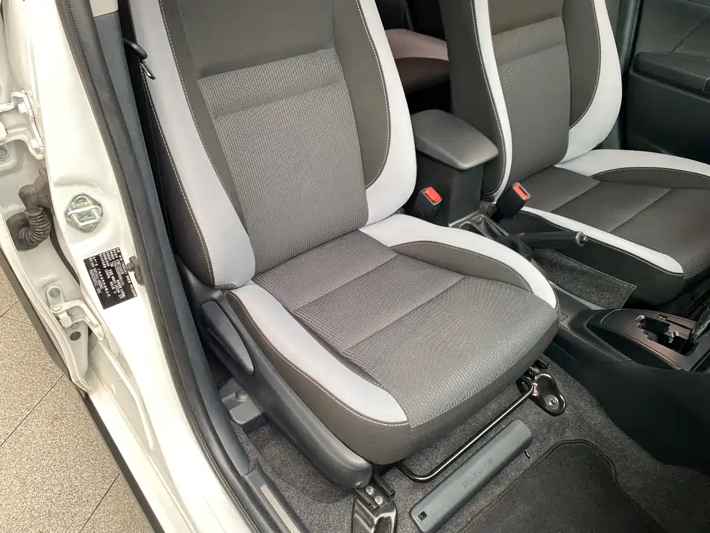Toyota Yaris L 2023 — фото 17