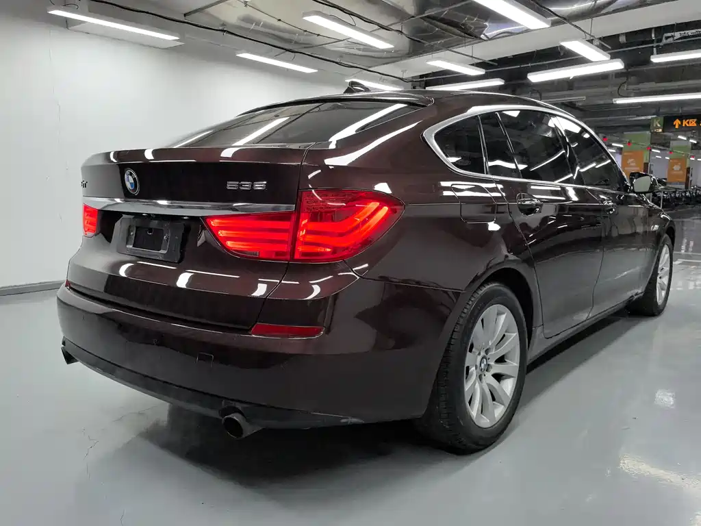 BMW 5 Series GT 2011 — фото 18