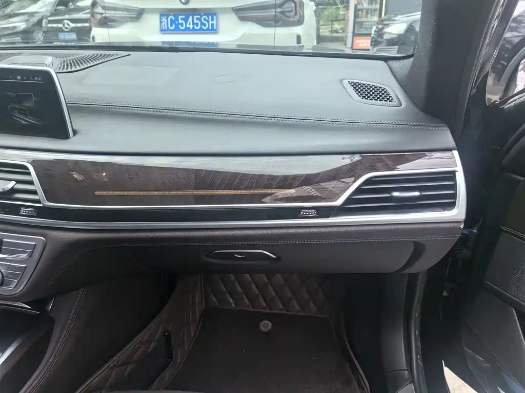 BMW 7 Series 2019 — фото 26