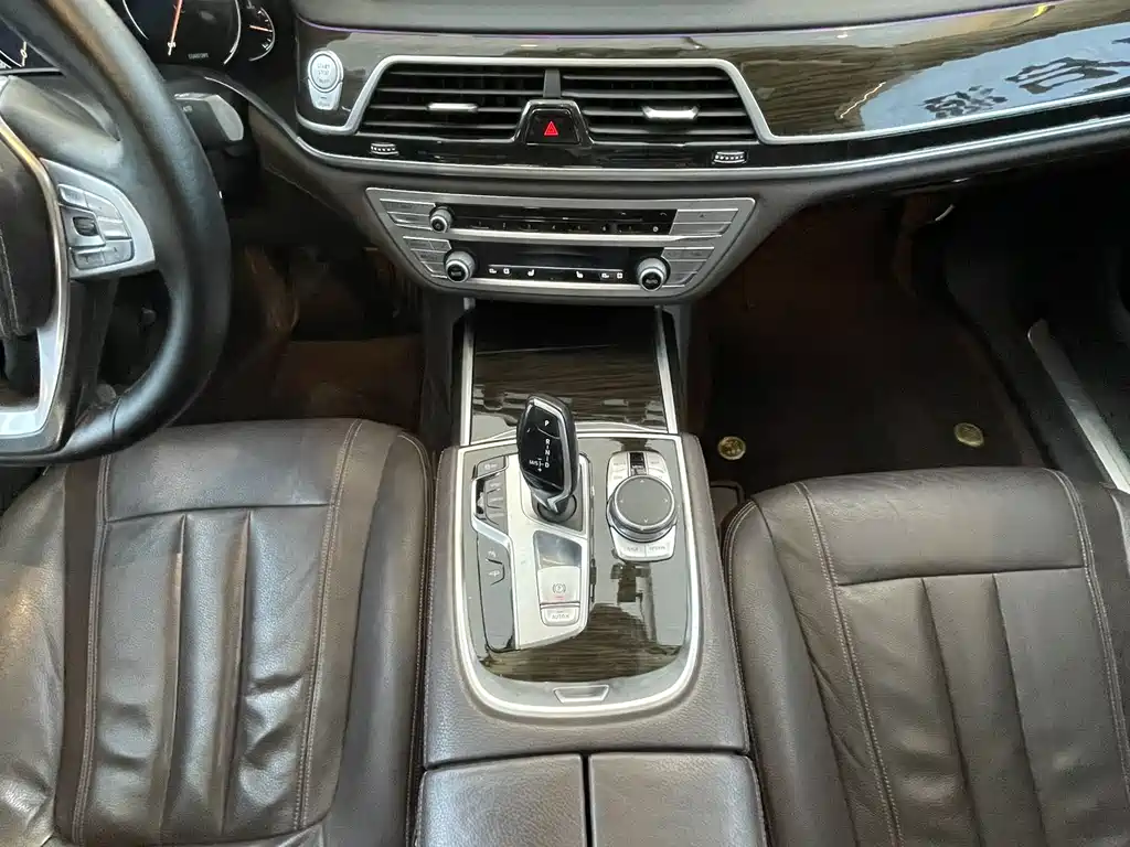 BMW 7 Series 2017 — фото 16