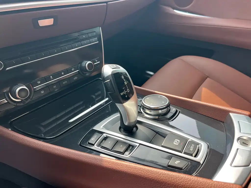BMW 5 Series GT 2014 — фото 11